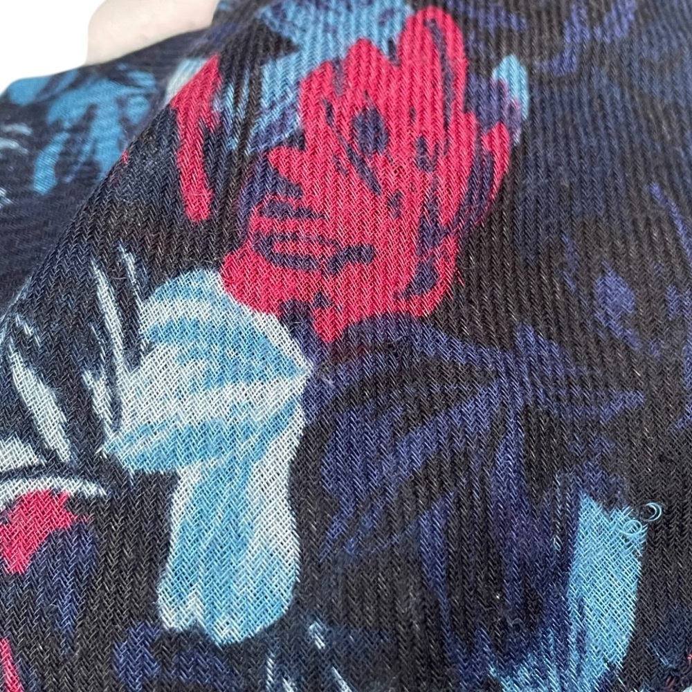 🌸2/$12🌸 Reitmans Floral Patterned infinity Scarf - Picture 5 of 9